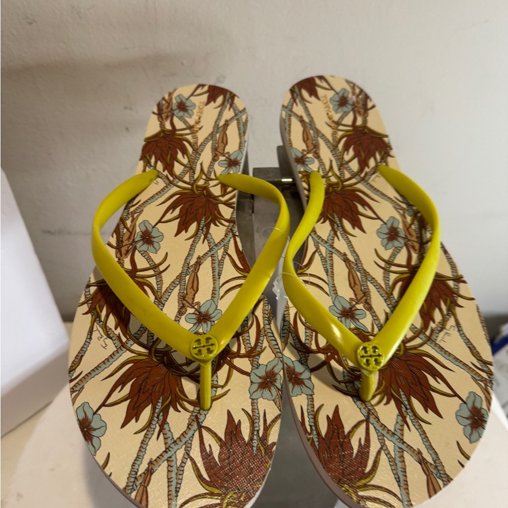 Tory BurchTwo Tone Flip Flop Style - Climbingpalm/Island Print size 11 New